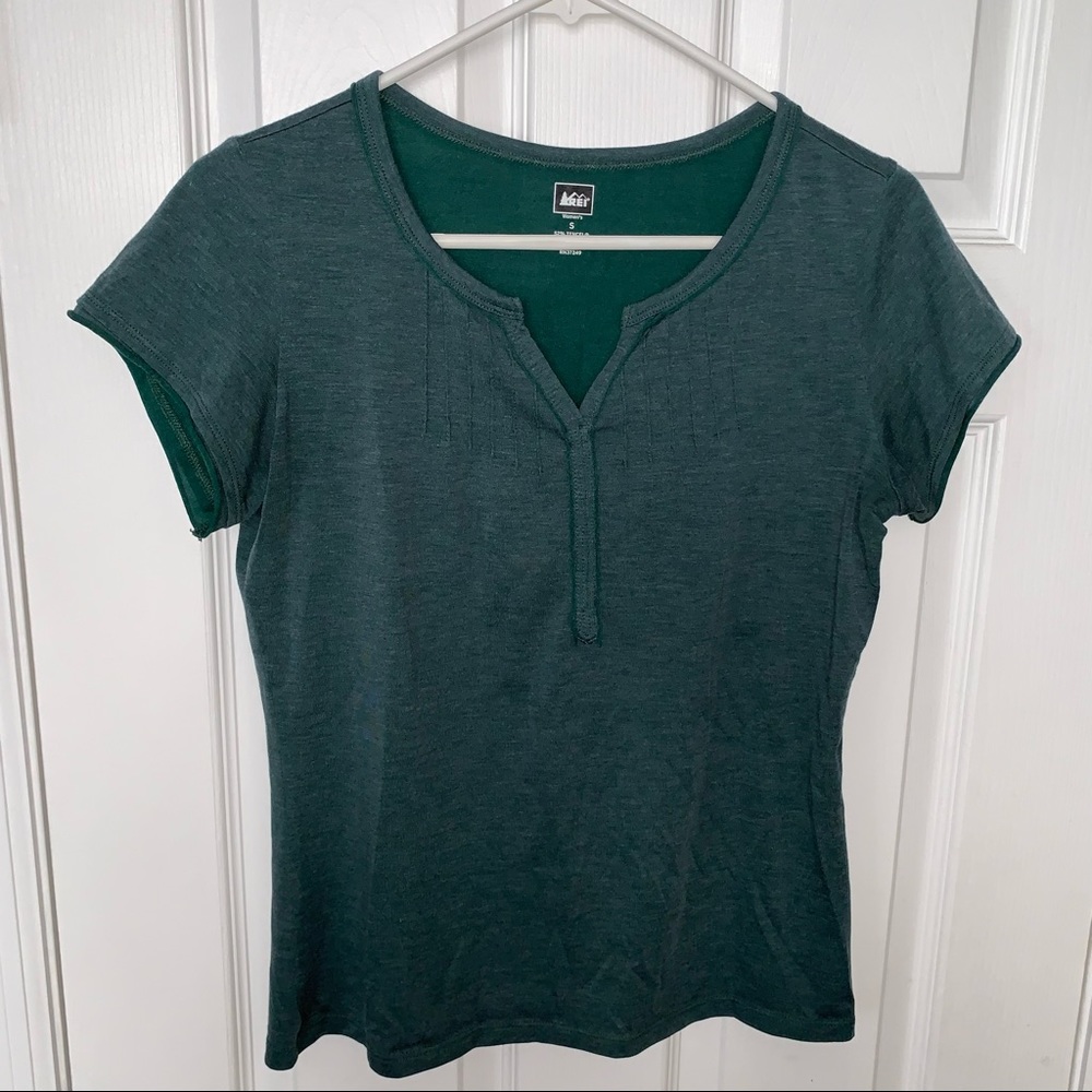 REI green v-neck short sleeve t-shirt, sz S, EUC